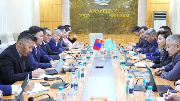 カザフスタンと石油輸入・金精錬で協力　長期契約締結へ