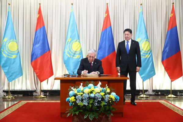 モンゴル・カザフスタン大統領、首脳会談を開催