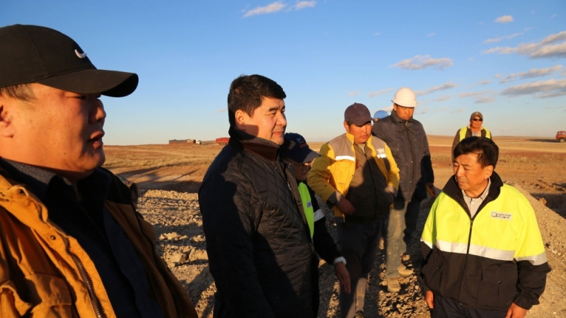 Tavan Tolgoi炭田→ Gashuunsukhait通関所間の舗装道路の修理事業が10月中に終了